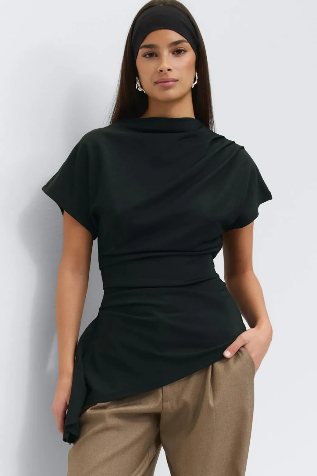 Asymmetric funnel neck top