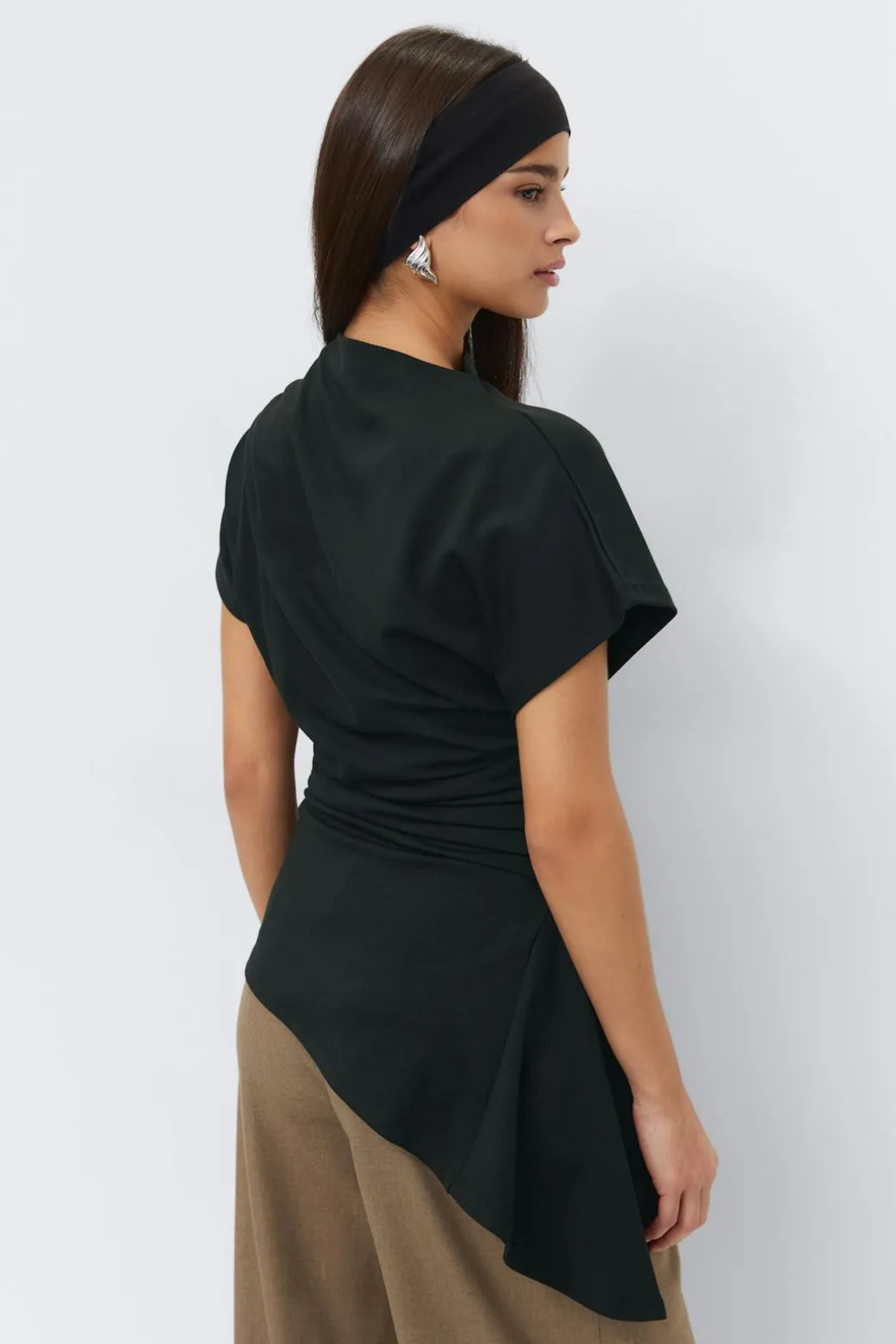 Asymmetric funnel neck top