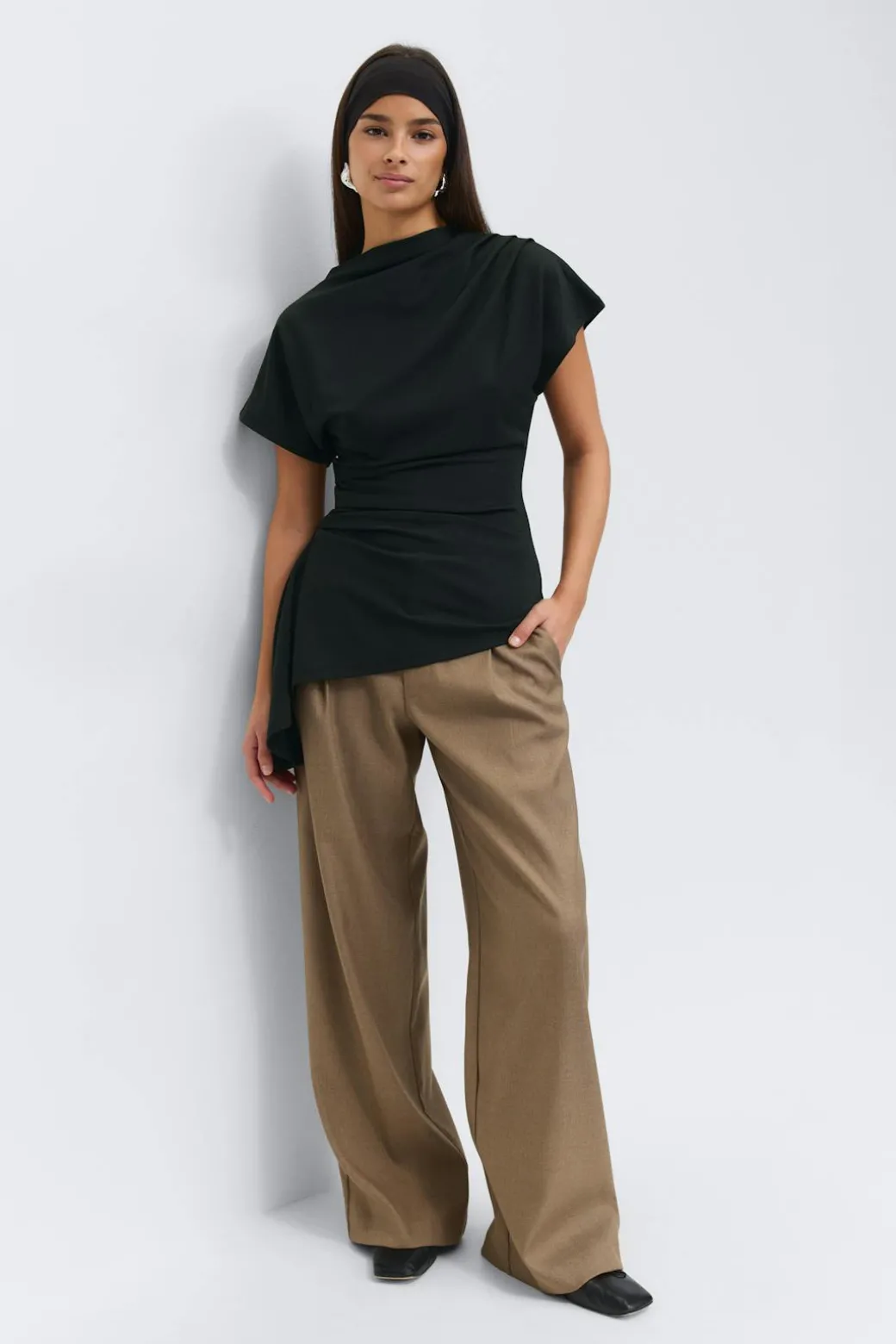 Asymmetric funnel neck top