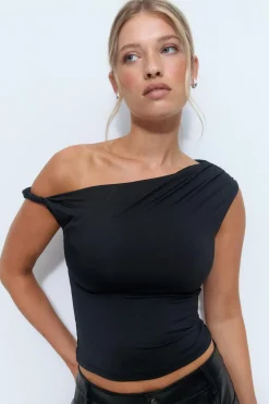 Asymmetric micro top
