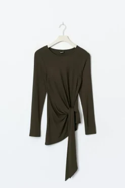 Asymmetric tie top