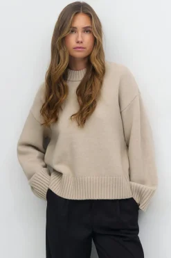 Crew neck knitted sweater