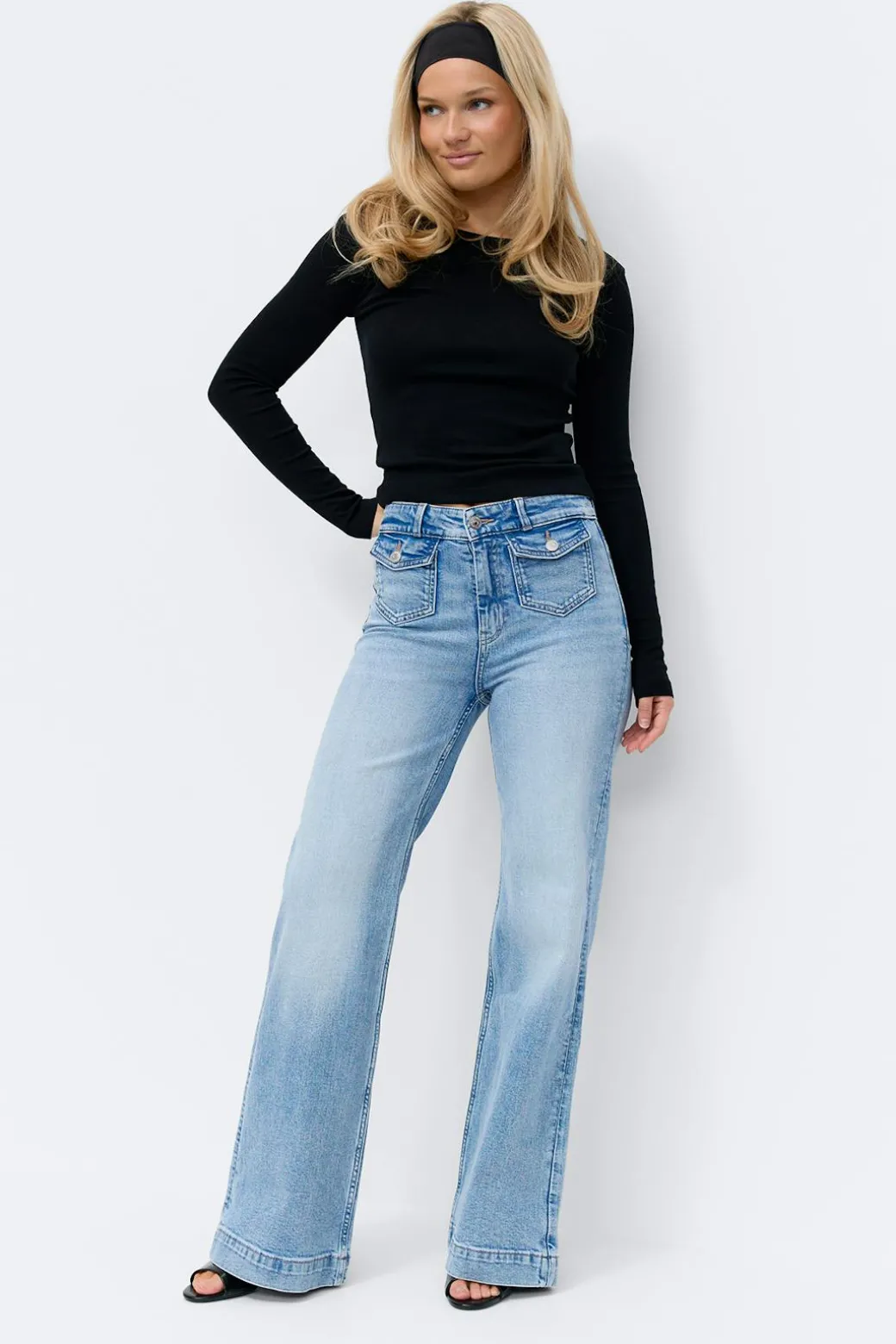 Front pocket flare jeans