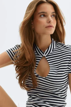 Keyhole top