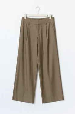 Low wide pleated trousers