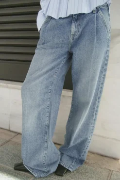 Pleated slouchy jeans