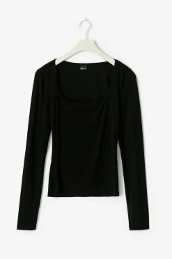 Scoop neck top