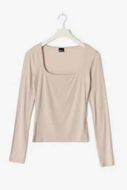 Scoop neck top