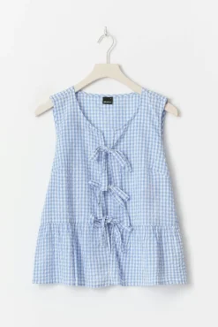 Sleeveless blouse
