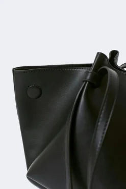 Strap handle tote bag