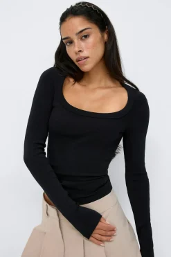 Super stretch scoop neck top