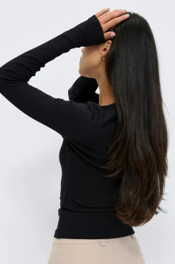Super stretch scoop neck top