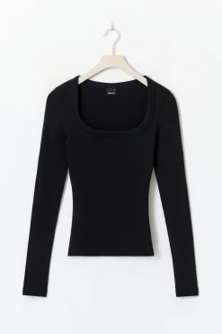 Super stretch scoop neck top