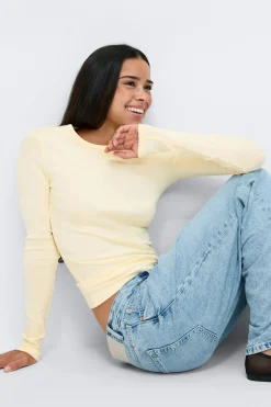 Tight fit long sleeve top