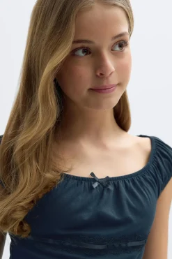Y fitted lace top